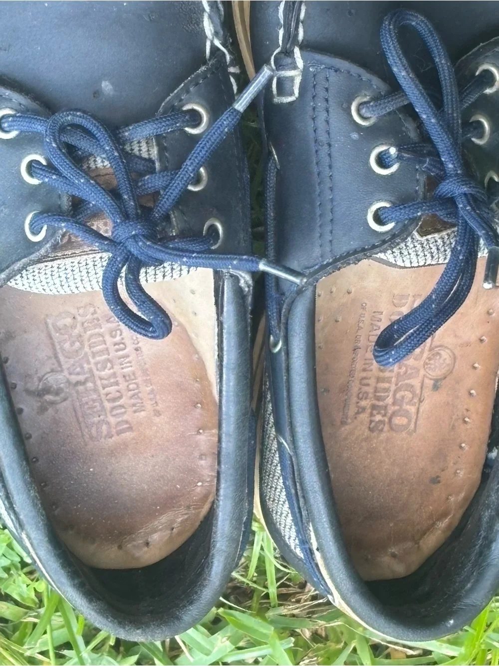 Leather Sebago Docksides boat size 9 shoes in navy blue.